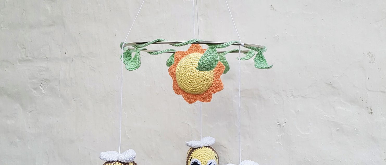 Hæklet uro med bier