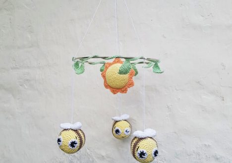 Hæklet uro med bier